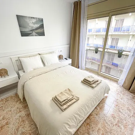 Red Lloret Apartment *